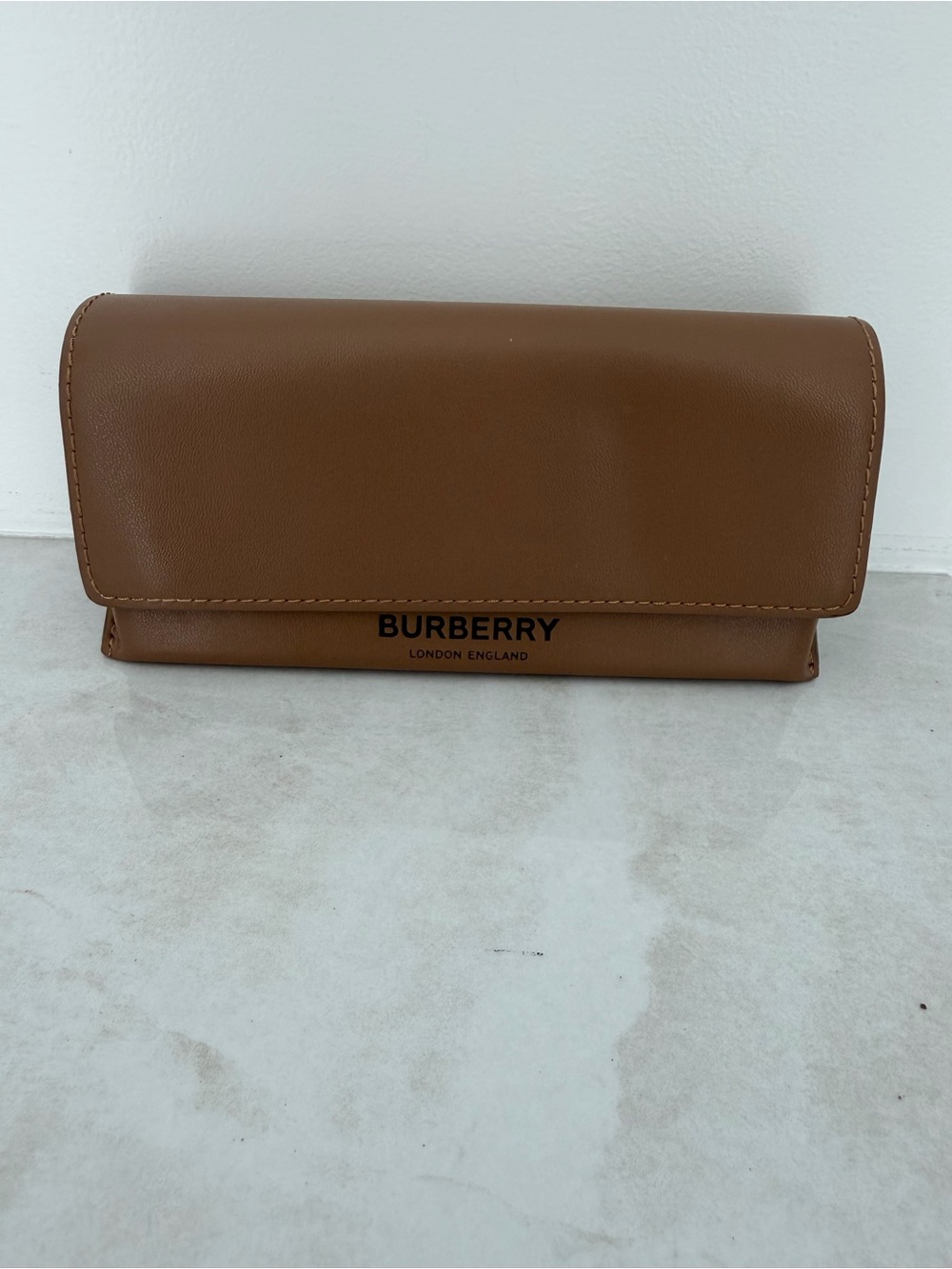 BURBERRY LONDON ENGLAND Magnetic Close Leather Eyewear Glasses Soft Lined Case